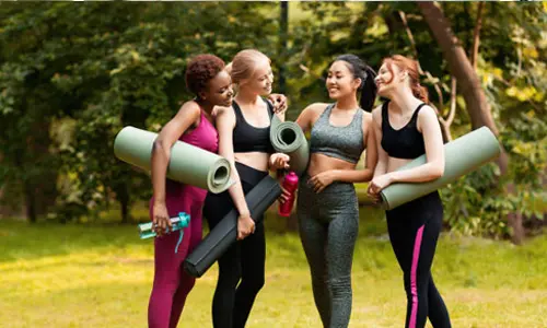 ¿Cómo se distingue el frente de la parte posterior de una estera de yoga?